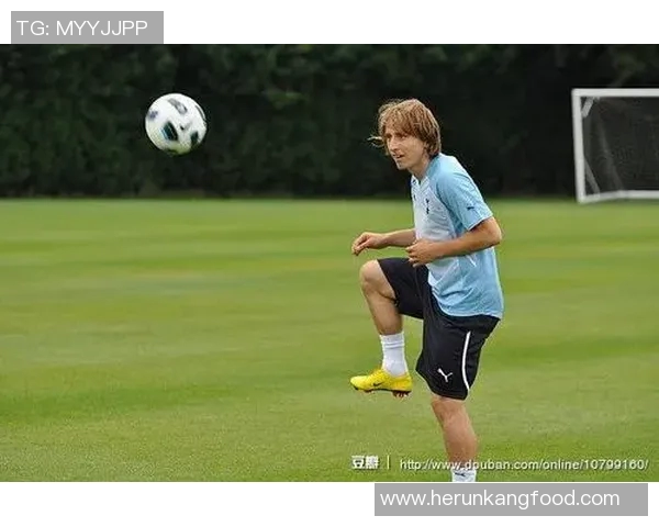 足球明星发带的魅力与时尚潮流解析，助你提升运动风格与自信